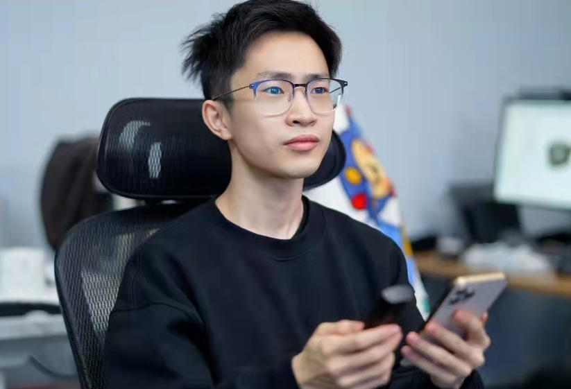 曝网红何同学私生活混乱!脚踩多船爱骗钱玩冷暴力,男方火速回应