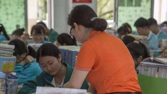 大学|高三学生课堂上准备特殊“惊喜”，老师泪眼婆娑，网友：绷不住了