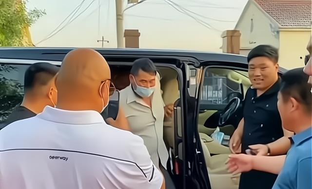 李沁|网传大衣哥德州商演，陈萌陪同见世面，却被曝现场观众不到10人