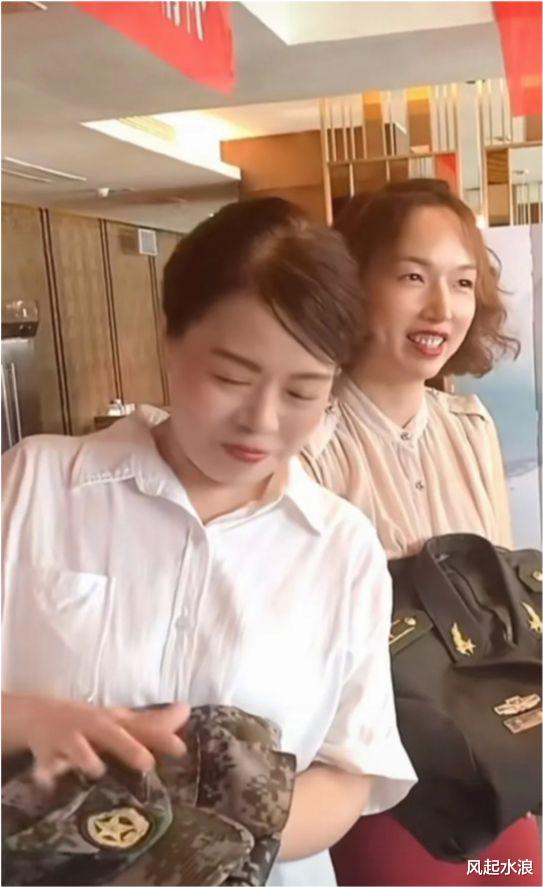 许敏|?许敏展示两套军装,田静疲惫直播,潘律在郑州,堂嫂放录音