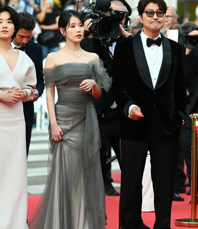 戛纳红毯|谷爱凌戛纳红毯太会抢镜!拎高开叉裙摆转圈圈,勒出副乳也不在乎