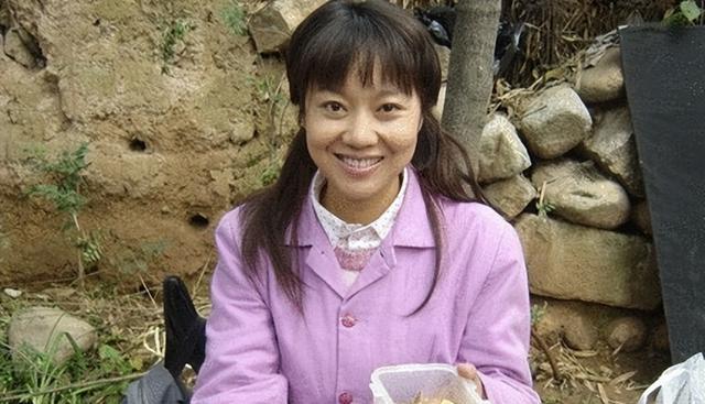 闫妮|闫妮和邹伟和平离婚18年,她51岁带女儿独自生活,他再婚很幸福