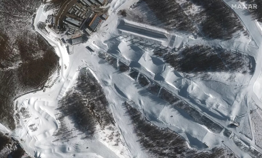 国足|2022 年冬奥会：在白雪皑皑的卫星照片中从太空看中国的体育场馆