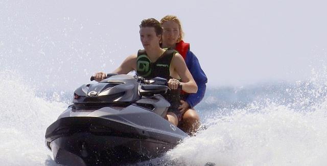小贝|小贝儿子游艇炫球技,女友穿泳衣秀身材!开摩托艇冲浪,太潇洒