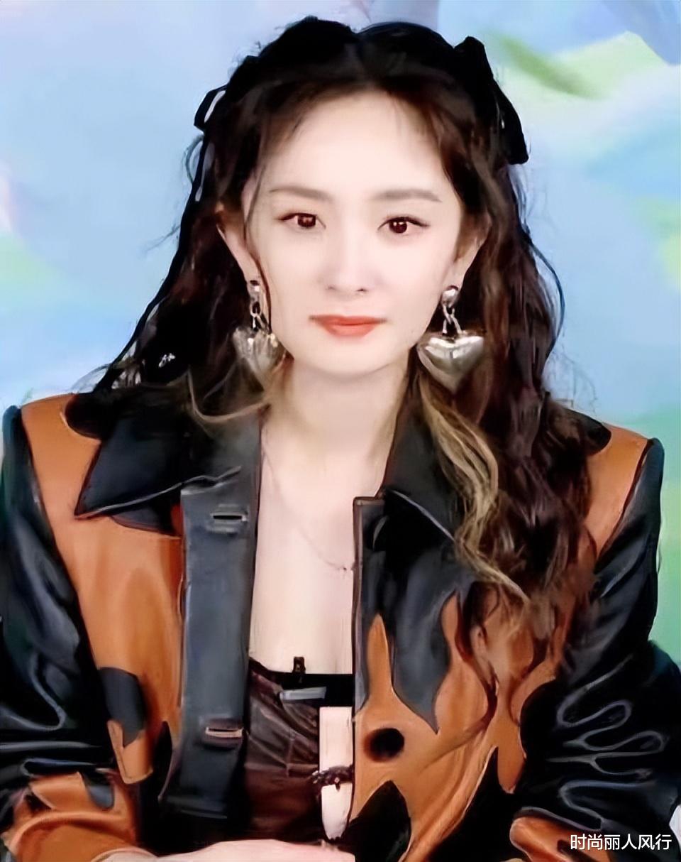 杨幂 杨幂最新造型太显胖!穿超大码皮衣戴金耳环,翻车亮相还没脖子