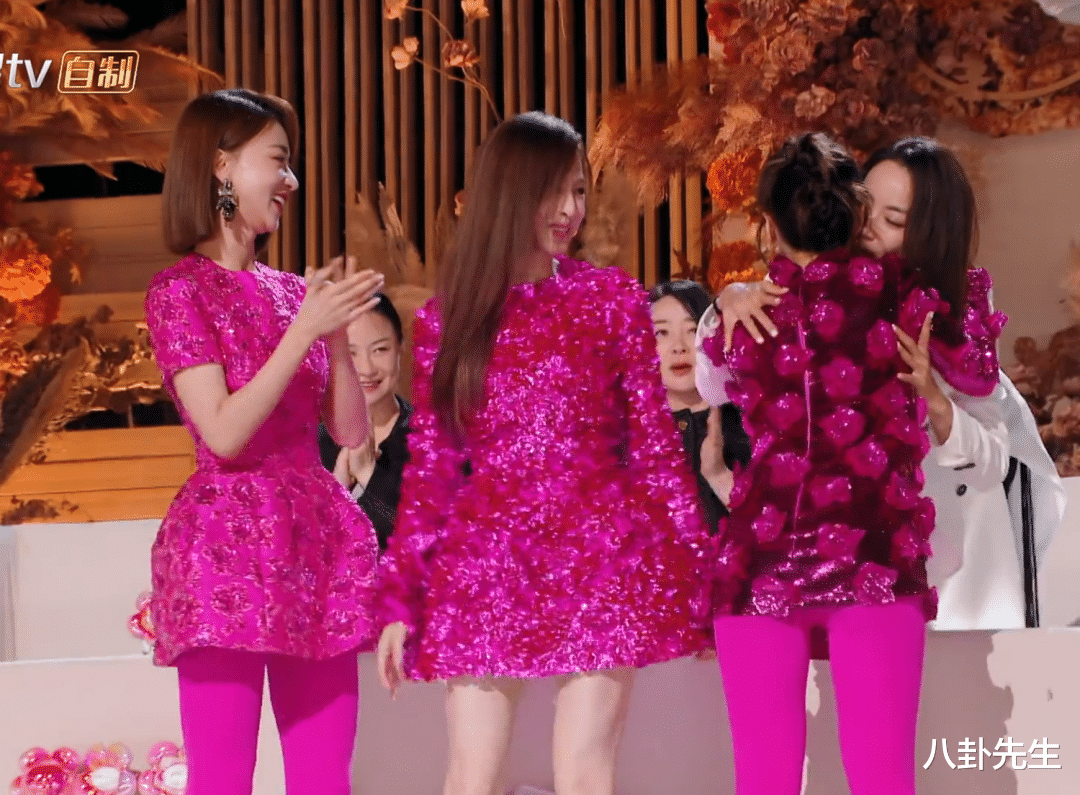 姐姐|《乘风破浪》姐姐成团造型太难看,离开滤镜后变乡村大舞台