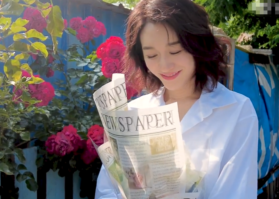 46岁李小冉被老公宠成了公主！穿衬衫+短裤，尽显初恋女孩的气质