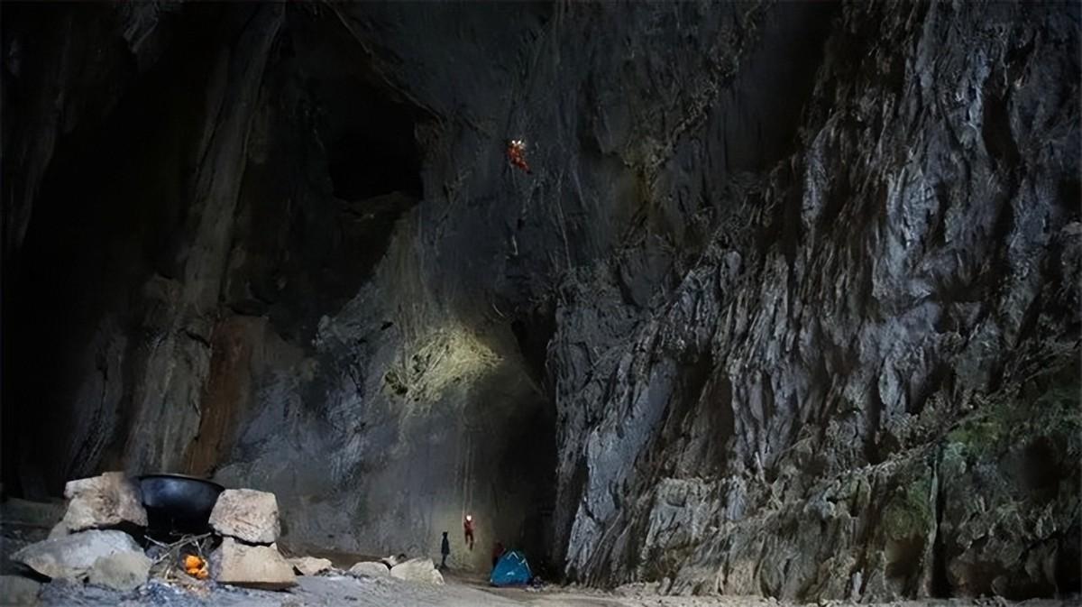 腹泻|?夫妻山洞与世隔绝39年,妻子已兽化,爪子和撕咬能力比野兽还强!