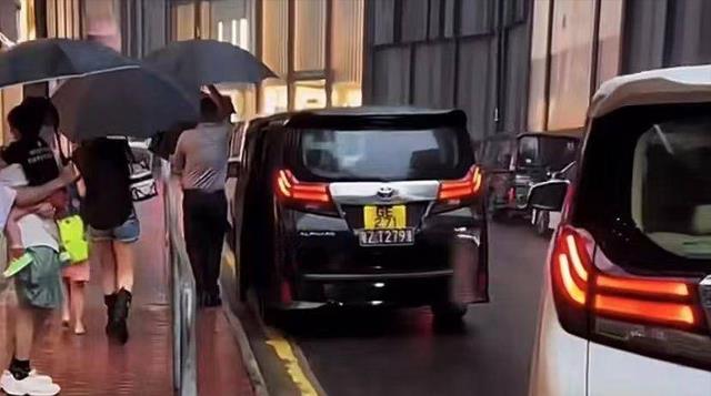 刘銮雄|甘比隐忍14年成刘太太,撇下刘銮雄上车,网友:现在扶都不扶了