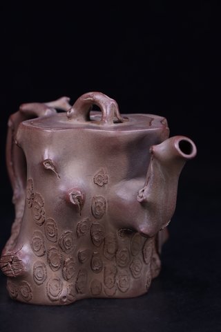 |清:松树桩形老紫砂壶。