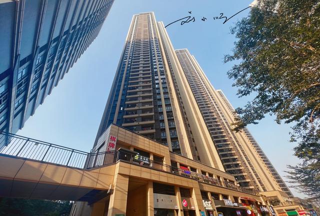 广州市|广州这座新城房价7万+，却住得密密麻麻，游客：好像穿越到了香港