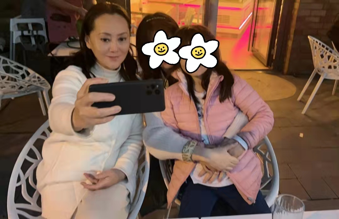 大宋佳|大宋佳德国街头喝咖啡，60岁皮肤如剥壳鸡蛋，情史丰富被讽“吸血鬼”