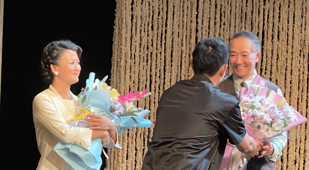 李幼斌 李幼斌夫妇罕同框，三婚老婆剪短发大变样，脸明显老了身材却真好