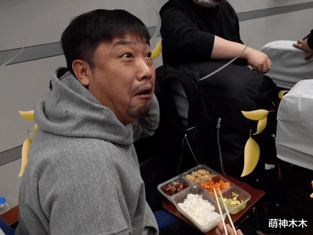 明星|春晚后台气氛好!贾玲主动与群演合照,明星和工作人员吃同款盒饭