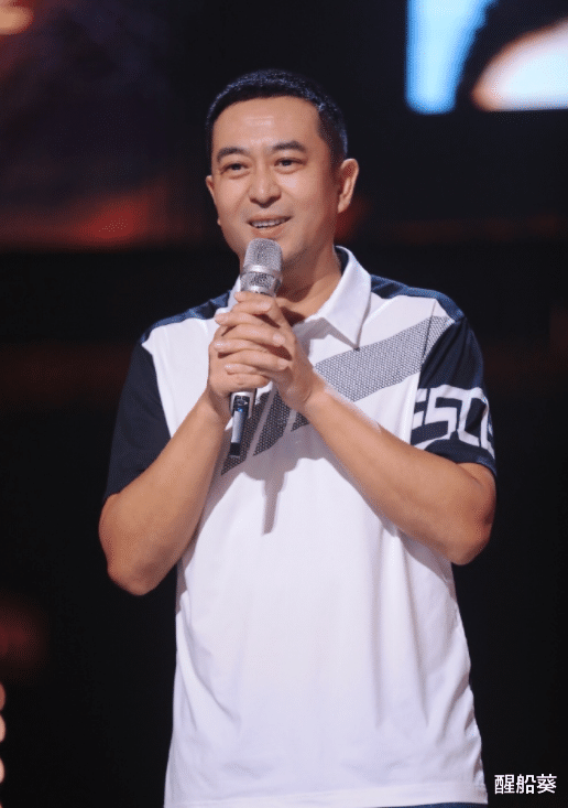 张嘉益|52岁张嘉益做核酸被拍，头发稀疏大肚腩十分突出。