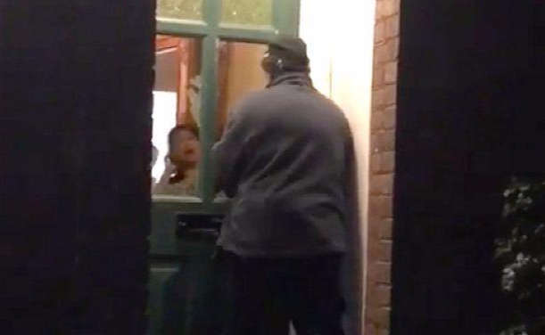 为了母亲,15岁女孩拍下\兽父\暴行,亲手把53岁父亲送进监狱