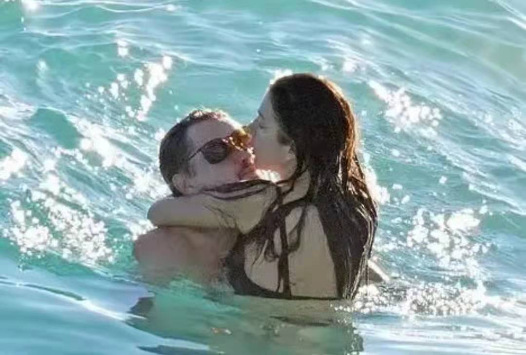 莱昂纳多·迪卡普里奥|小李子莱昂纳多被拍和新女友海边度假，发福明显早已没了当年的帅气