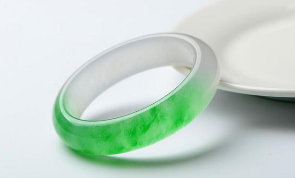 翡翠|在古玩玉器店当中，如果售卖b货翡翠，构不构成违法犯罪