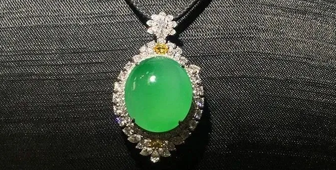 翡翠|价格悬殊很大的翡翠饰品，仔细观察有很大区别，已经成为了艺术品