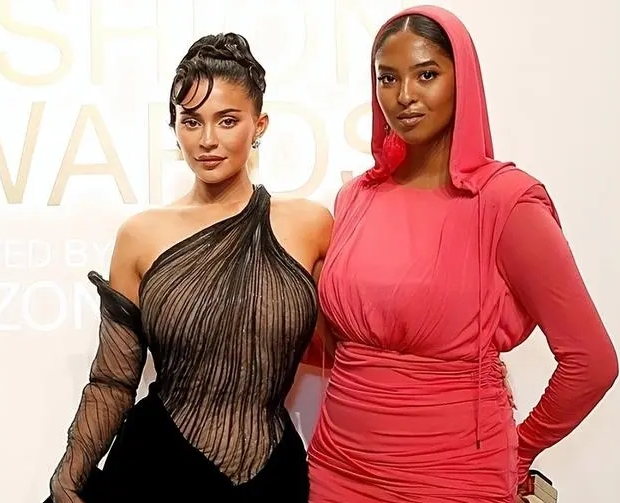 塔尔|雷人造型!科比大女儿一身粉装显臃肿,站卡戴珊小妹身旁就像大妈