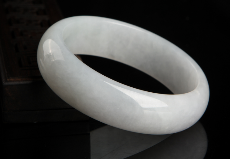翡翠手镯的变迁,你是否见过白翡翠手镯?白翡翠手镯的独特之处