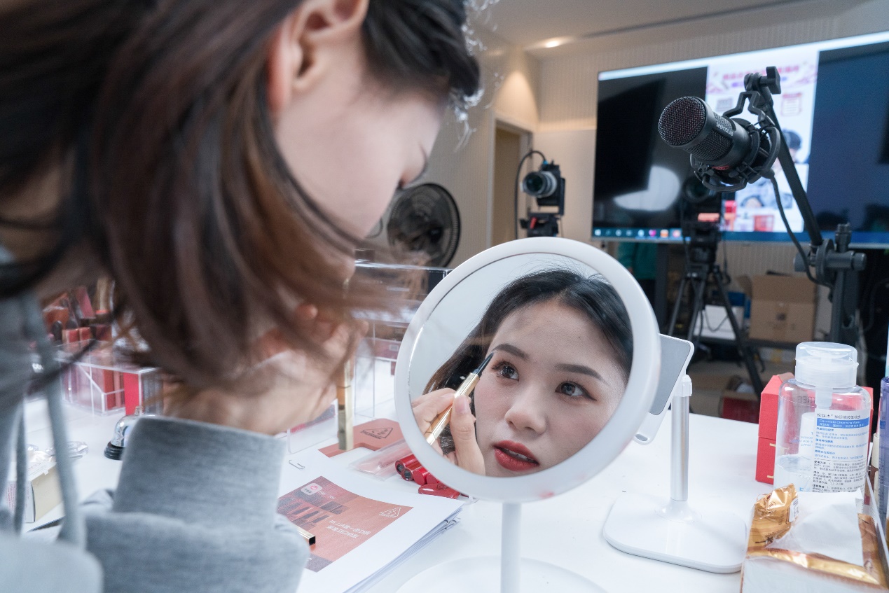 合肥|00后爱上带薪化妆?唯品会数据揭开实情,素面朝天成过去式