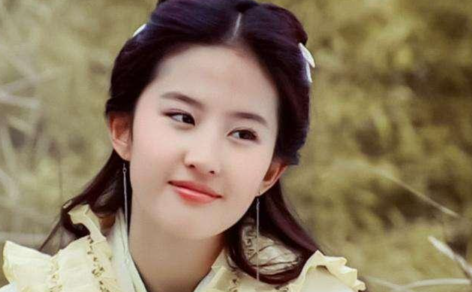 刘亦菲|一张照片，曝光刘亦菲与干爹的关系，媒体质问刘亦菲，她只回了两个字