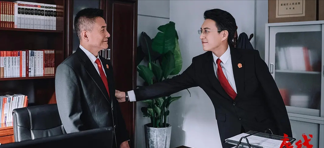 靳东|《底线》导演评价靳东，只字不提演技，却说到了观众心坎里