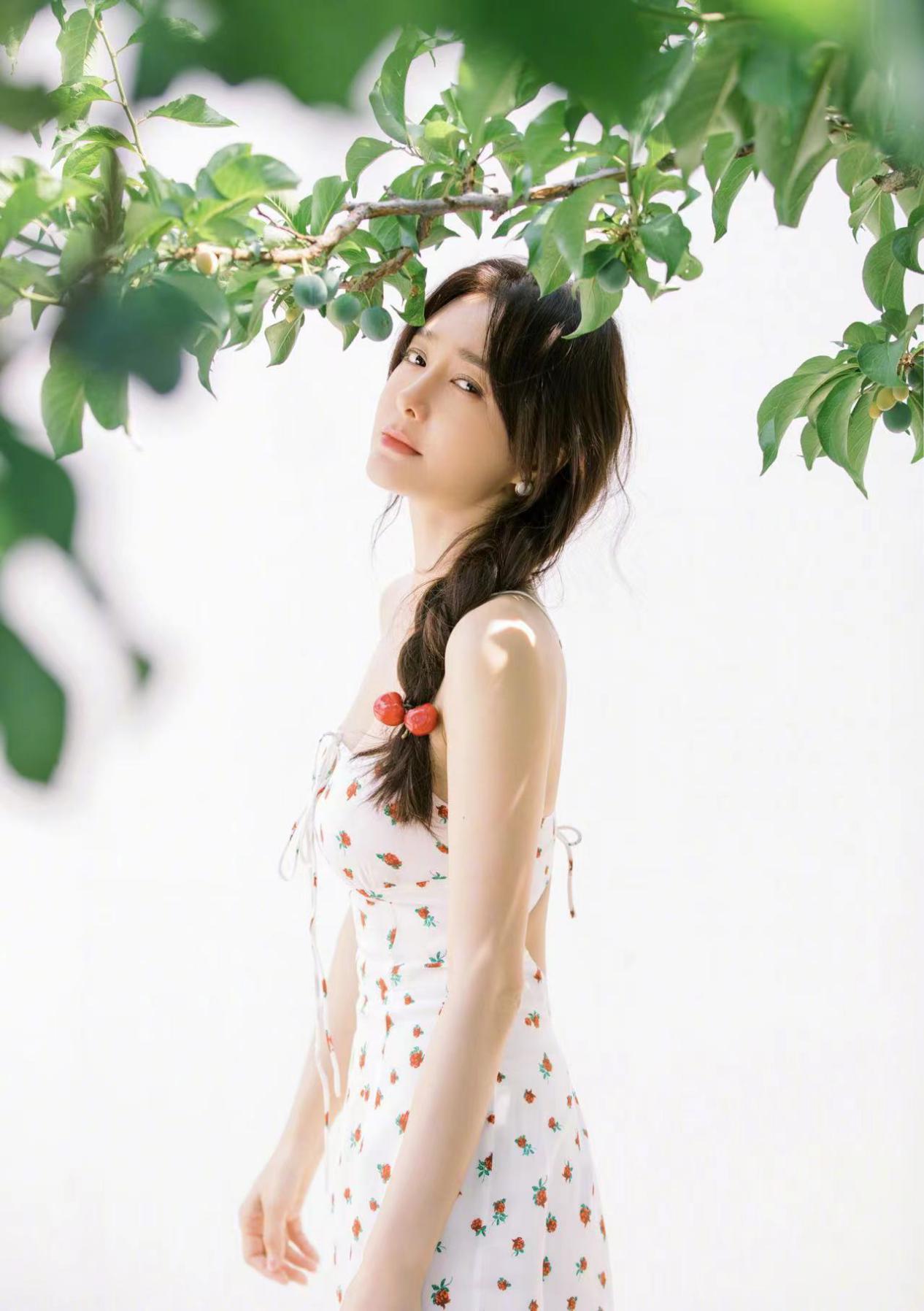 秦岚|秦岚风情不做作，颦笑如花有魅力