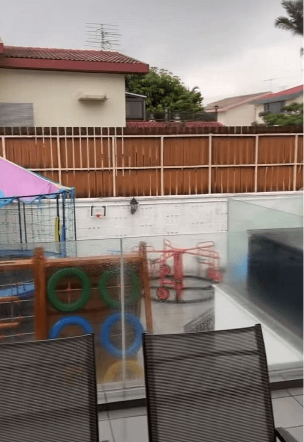 张柏芝|“阔太”张柏芝晒豪宅后院！泳池都是塑料的，一圈围栏发黑显老旧