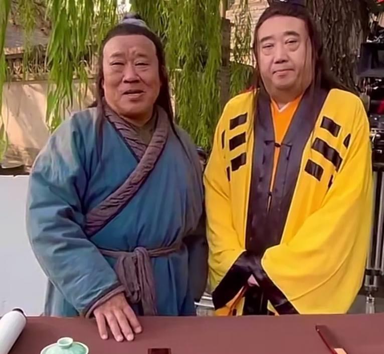 谢娜|66岁老戏骨曝光拍摄现场!屋内简陋直呼好冷,吃泡面吹暖风显心酸