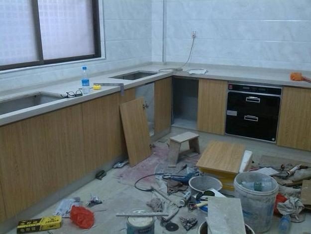 老公坚持用砖夹橱柜，省了几万块，邻居也上门求帮忙砌一个