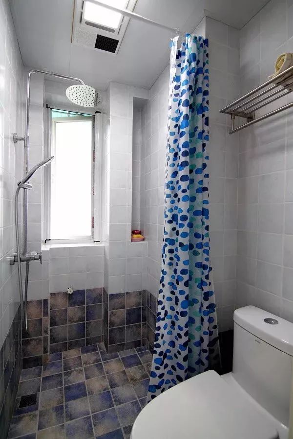 小户型卫生间就用浴帘来做个干湿分离吧,更省空间