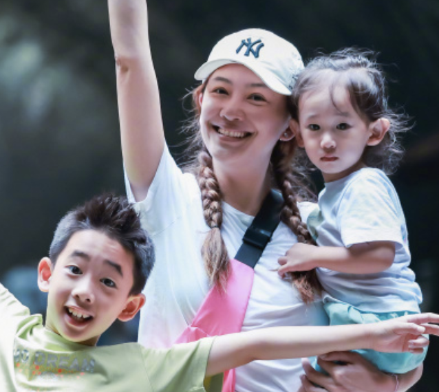应采儿|应采儿久违晒娃：Jasper身高到妈妈肩膀，二胎蓄长发像女孩