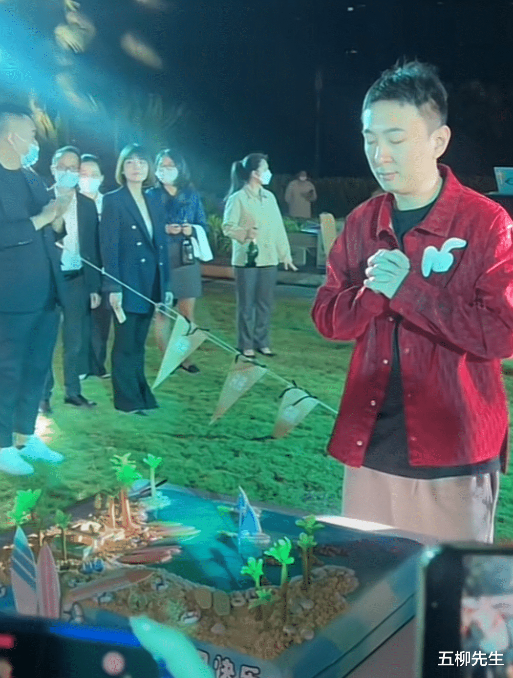 王思聪|35岁王思聪海南庆生,新女友小肉安卡点送祝福,镜头前罕见害羞