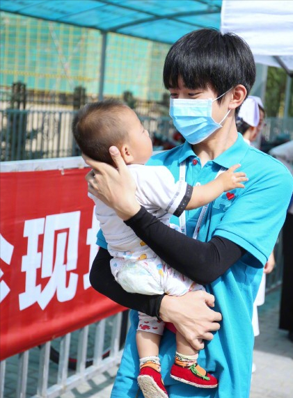 九义人|那些被易烊千玺抱过的孩子:我承认我嫉妒了