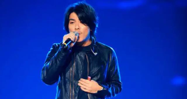 微笑|曾红极一时,如今却销声匿迹的歌手,有人演出还被扔饮料瓶