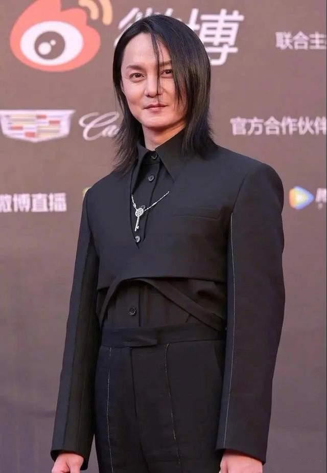 女孩 关晓彤视频滤镜翻车,下巴变形脸型奇怪,分享美食再遭网友吐槽