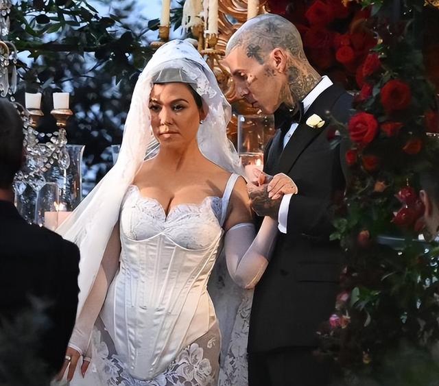 卡戴珊|卡戴珊大姐晒近照！与新婚丈夫吃烛光晚餐太浪漫，43岁仍有少女心