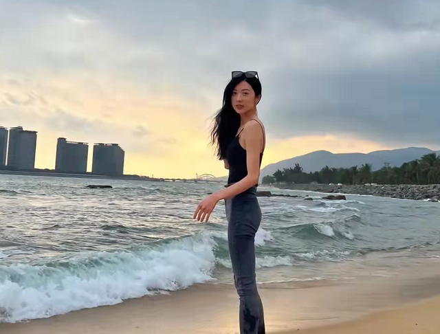 32岁女星遭诈骗!站警局门口报案脸晒通红