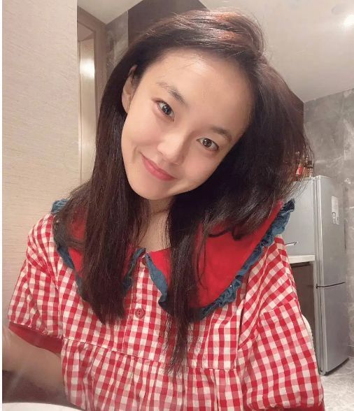 张佳宁|张佳宁疑似新恋情曝光,与年轻男子酒吧聚会,牵手出门感情甜蜜