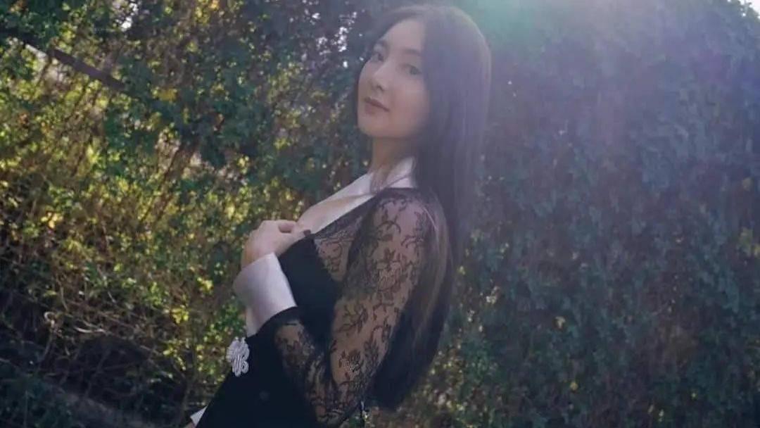 吴速玲|吴速玲离婚情伤后首露面！透视黑裙身材凹凸有致，长发披肩太魅惑