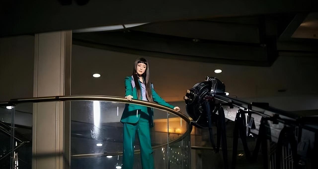 逸仙电商 金喜善罕见剪齐刘海,气质变憨憨灵气都没了,一身御姐风很霸气