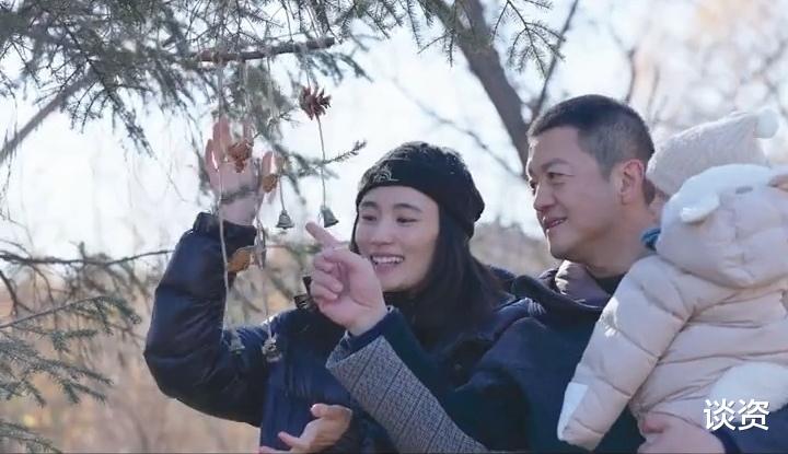 李亚鹏|李亚鹏携妻女出游，夫妻俩带女儿观测节气，网友：这才是生活