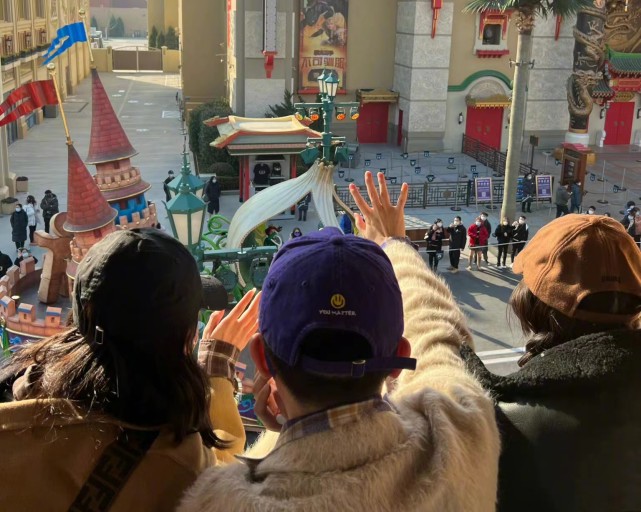 张大大|张大大晒和杨幂的春日出游照，二人坐在野餐垫上比肩拍摄，超有春天的感觉