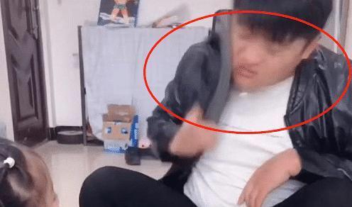 “暴脾气老爸”火了,为治孩子不吃饭对自己下狠手,网友:高手呀