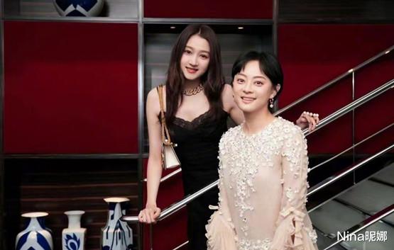 孙俪|孙俪菜地里抓猪，双手抱猪吓得花容失色，大棚里穿长款帽衫不嫌热