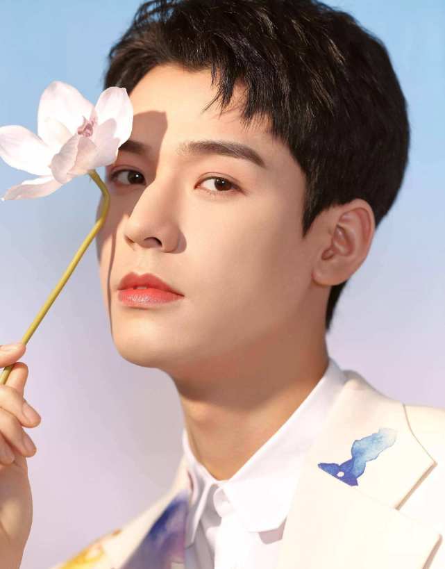 龚俊|龚俊晒海边手势舞视频,粉丝笑称:龚俊还没有驯服四肢这事藏不住了!