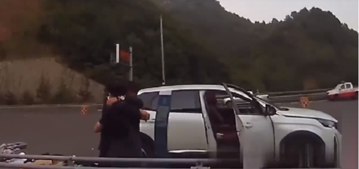 邢台。在某段高速路上,一名男子一丝 不挂跪在地上,做着怪异的举动