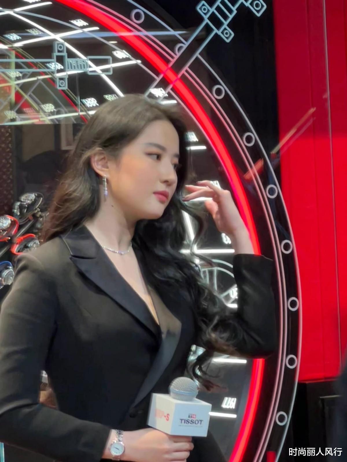 春晚|刘亦菲生图颜值大爆火!久违上热搜,穿黑西装霸气十足A炸了